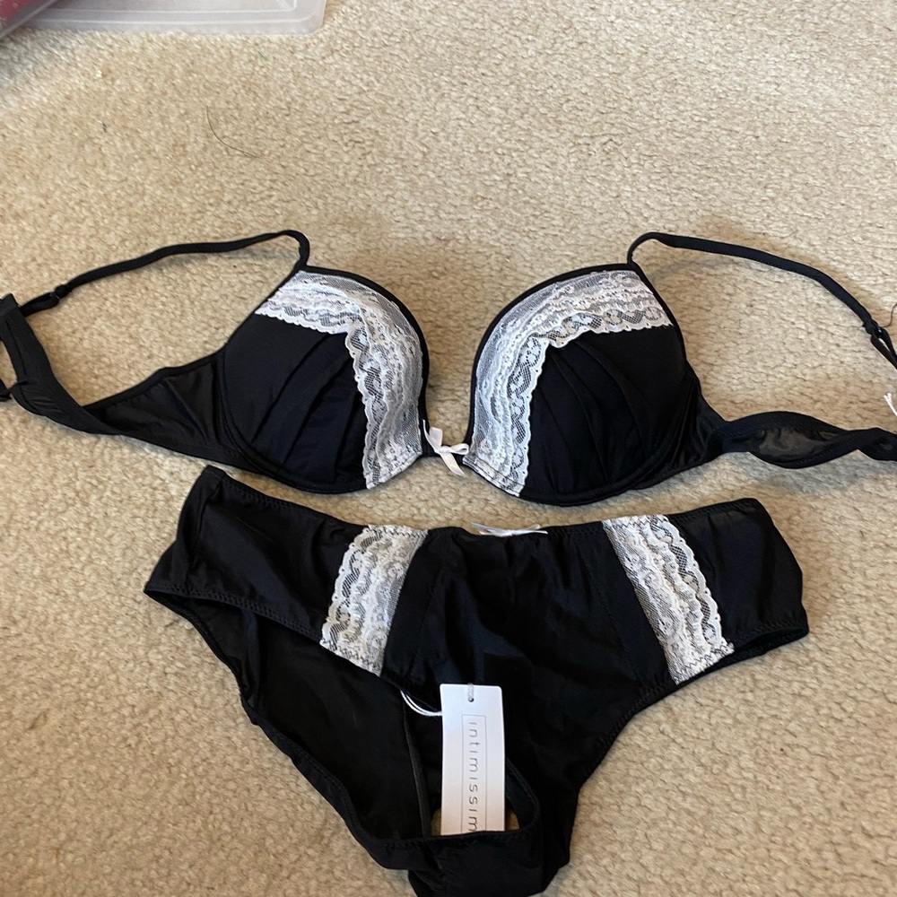 NWT Black and White Intimissi Bra and Panty Set